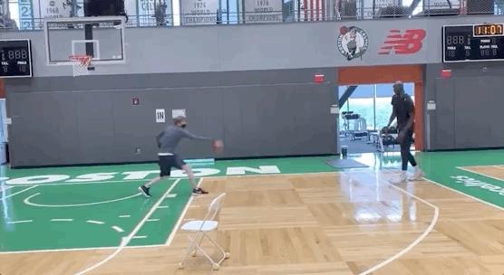 巅峰姚明vs奥尼尔巅峰时期集锦,姚明34分14板奥尼尔