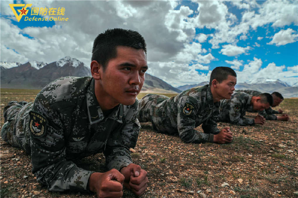 雨水裹着汗水海拔越*官高**兵的体能训练就越嗨