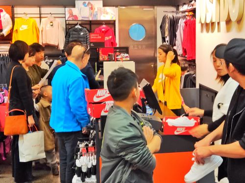 政府发券，商家送福利，联盛奥莱教你这么玩