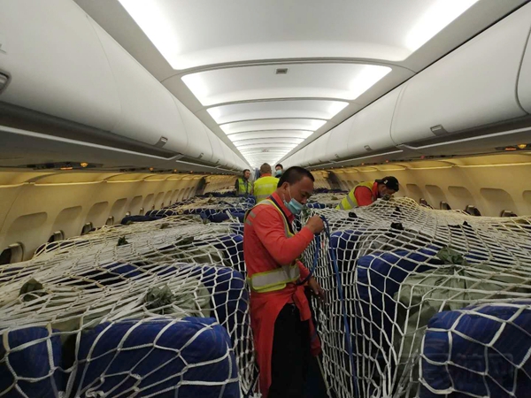 大连至武汉首班客改货樱桃专线首航