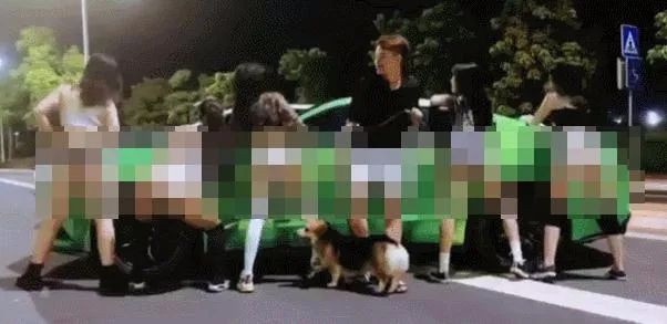 女子街头跟两名外国人热舞,几名女子街头跳舞