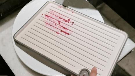 2亿细菌藏身菜板，99%抗菌的变态菜板，不发霉，磨刀磨蒜样样能行