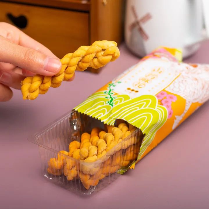 麻花吃起来又香又酥又甜,麻花吃起来又香又酥