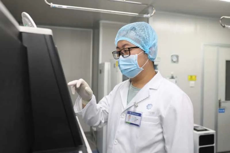 婴儿持续高烧多久要送医院,宝宝高烧持续六七个小时