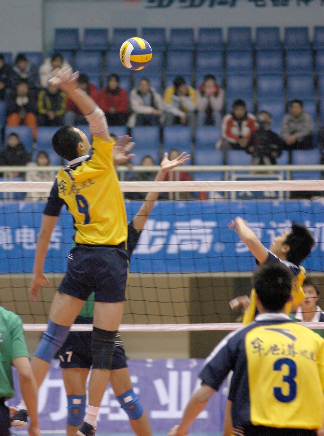 郎平明年或将隐退，“钦点”的八名教练之一是成都帅哥