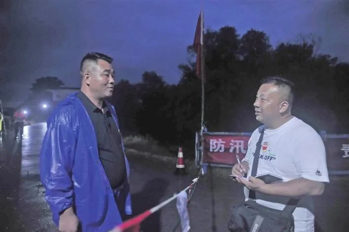 汛情升级,他积极动员亲朋好友返乡防汛