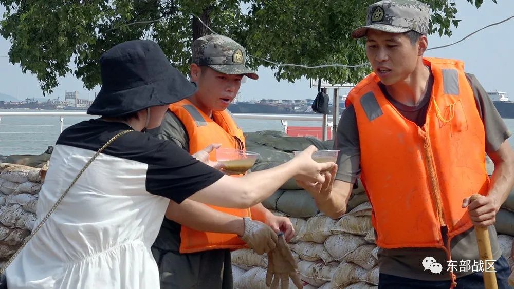 抗洪抢险的画面,抗洪一线的动人画面