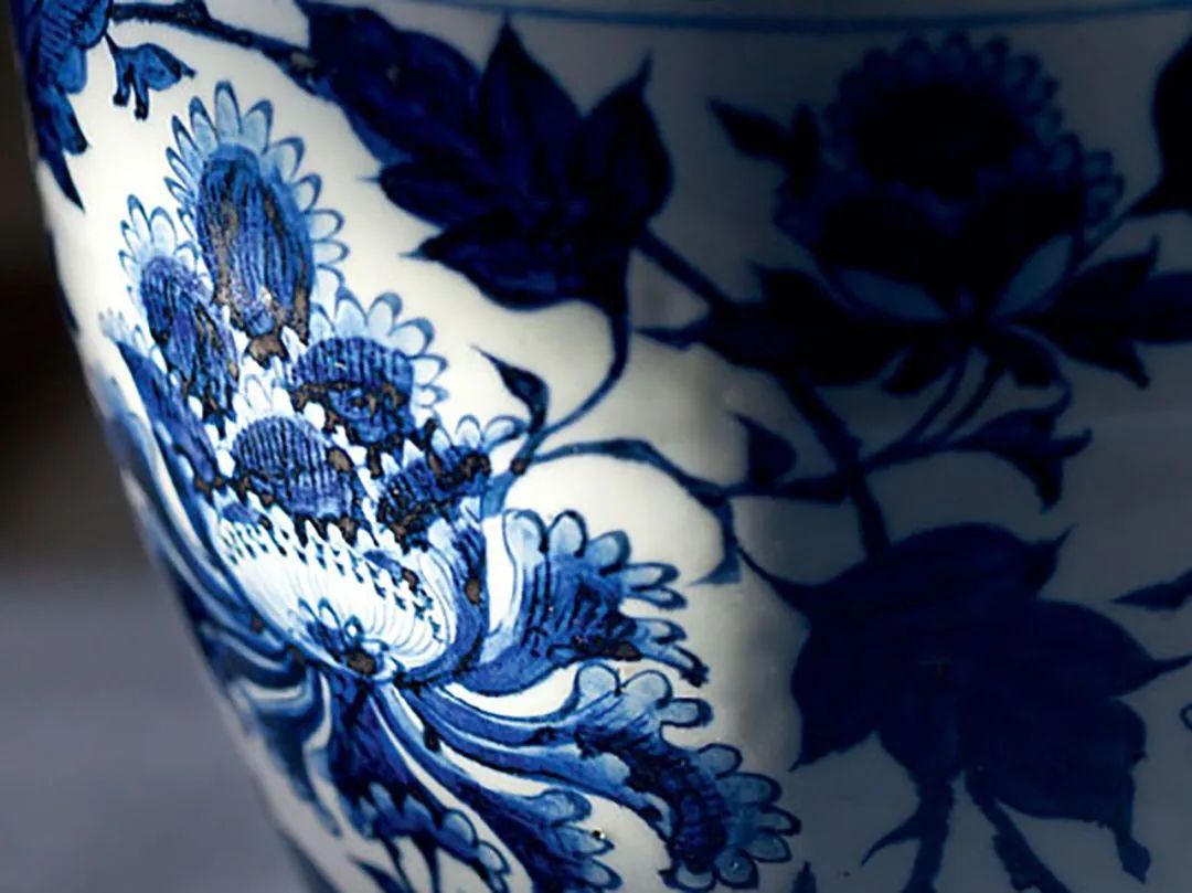 把故宫红、青花蓝捧在手心，以“银杯”畅饮