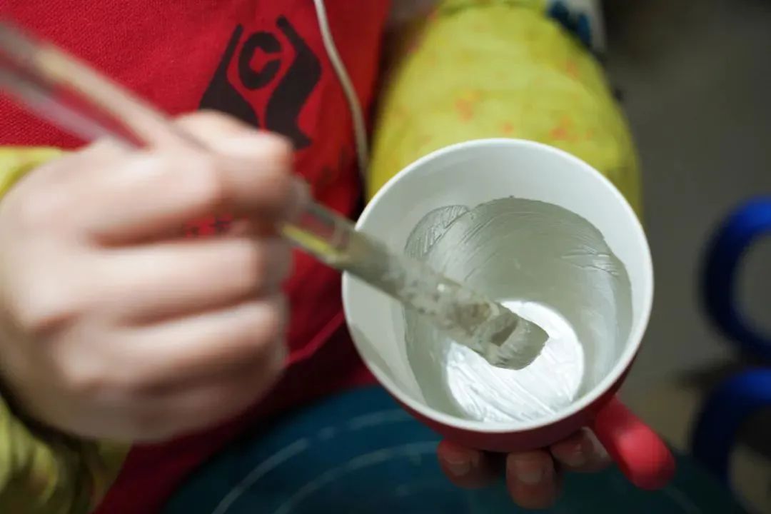 把故宫红、青花蓝捧在手心，以“银杯”畅饮