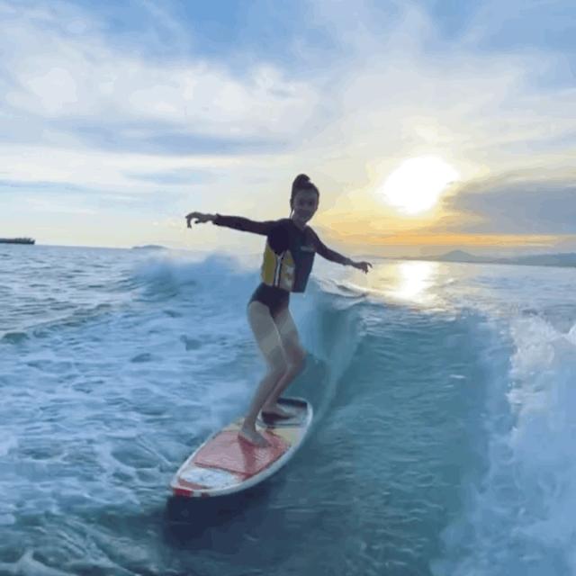 冲浪馆坐风破浪,海上冲浪坐风破浪