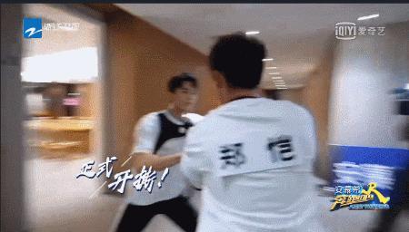 他这是中年发福了吗?