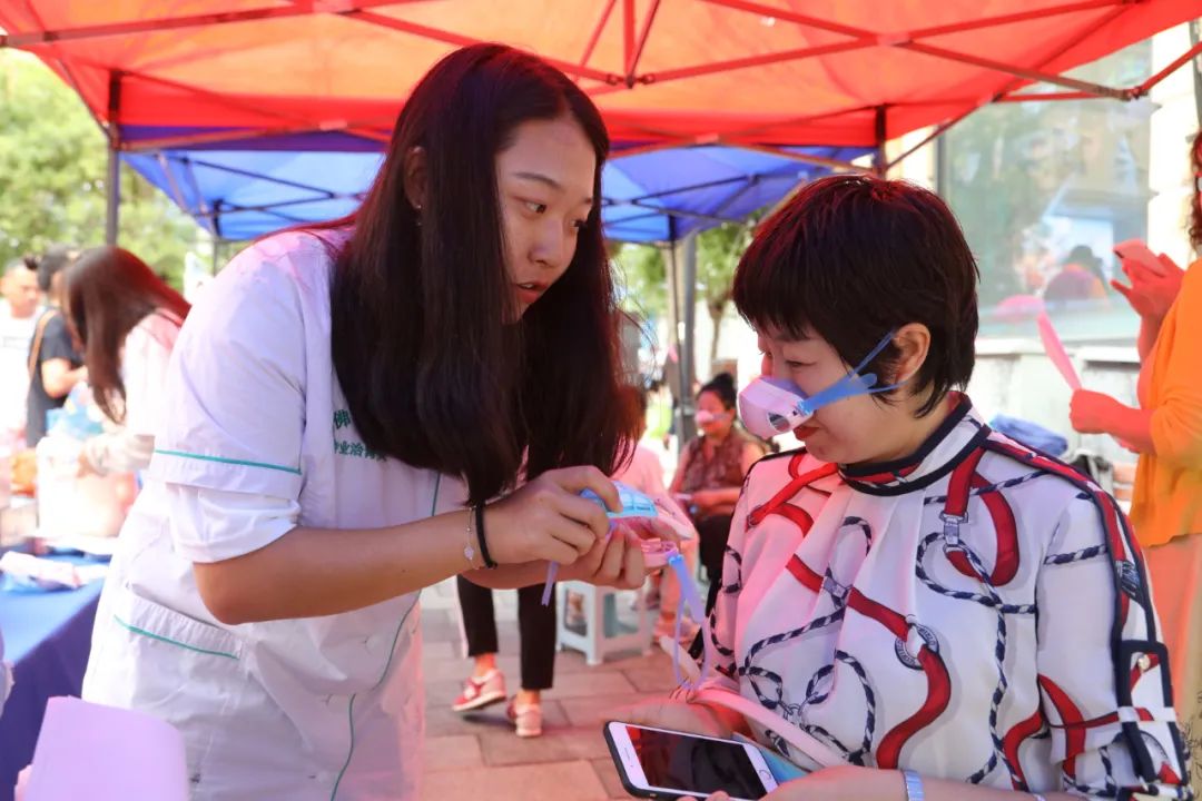 太原大街惊现“蒙鼻侠”，引路人纷纷围观，到底发生了啥