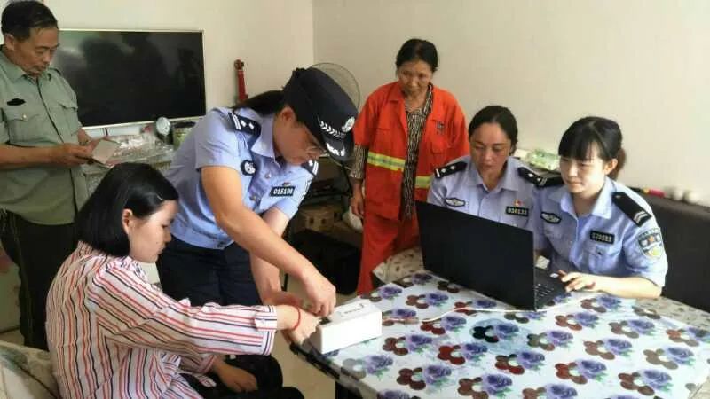 女子身体不适路人求助民警,女孩身体不适求助警察