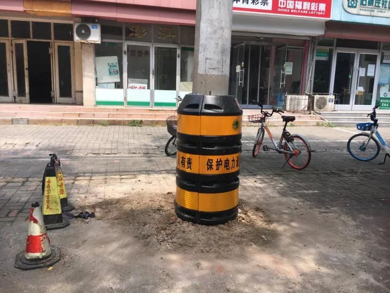 城事·微言：趴架的交通标志牌请扶正