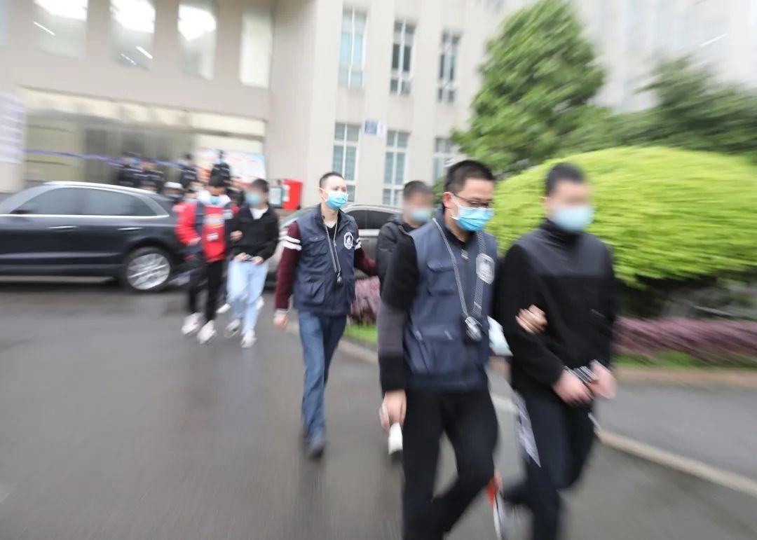 泸州土豪花23.3万向网游认识的朋友买“百达翡丽”手表，到手2包保健药