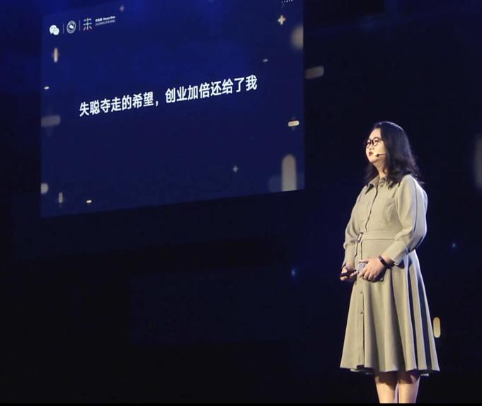 27岁突发耳聋，她却成了月入5万的自由职业者——一个平凡女孩可以如何对抗命运