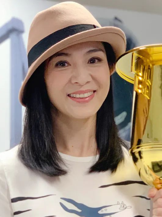 吴彦祖变脸苏大强照片,冻龄女神素颜成照妖镜