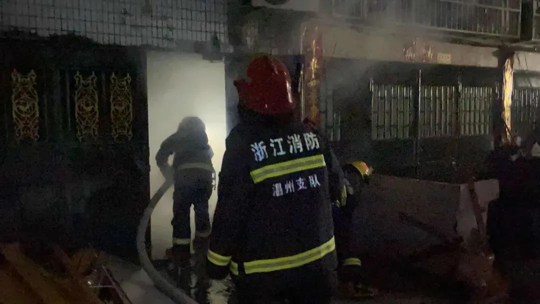 5人雪夜被困消防救援,6人被困火场消防救援