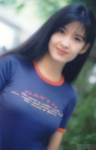 51岁孟庭苇罕见晒旧照，30年一直冻龄如少女，意外撞脸周慧敏