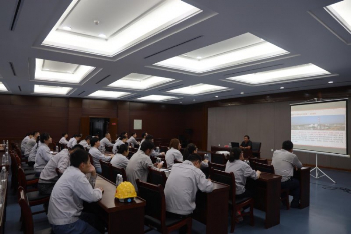 作家冉学东为榆林新元洁能公司员工授课