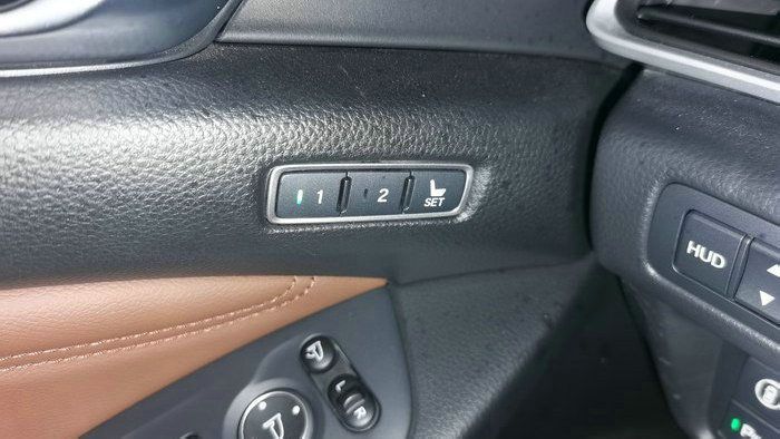 开了一年半的混动卡罗拉,开了一年半的20年a6