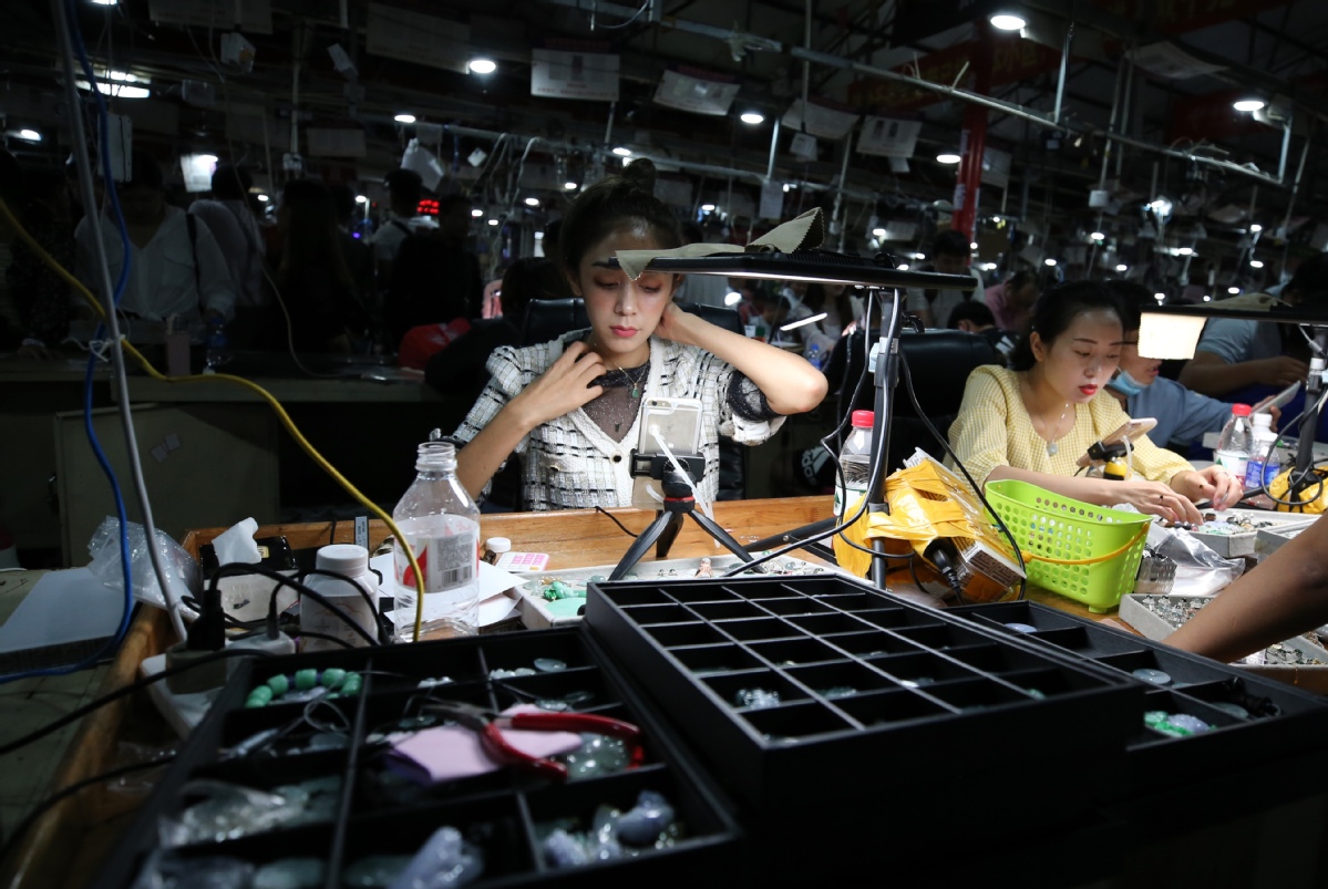 「打卡我的小康生活」翡翠直播助力边城瑞丽发展“夜间经济”红似火