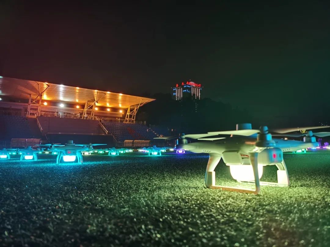 300架无人机闪耀南京航空航天大学上空！“云”端助农，微爱启“航”