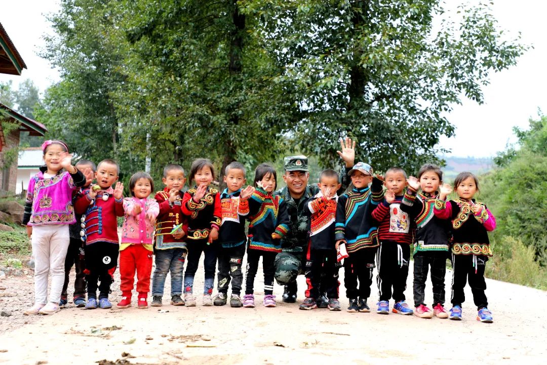 情满大山扶贫路,情满扶贫路