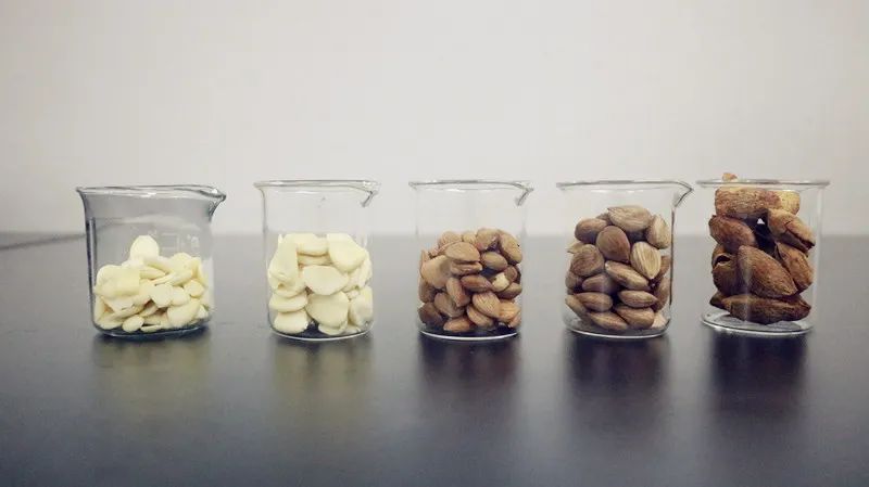 坚果杏仁吃多了会中毒吗,杏仁吃多少会中毒