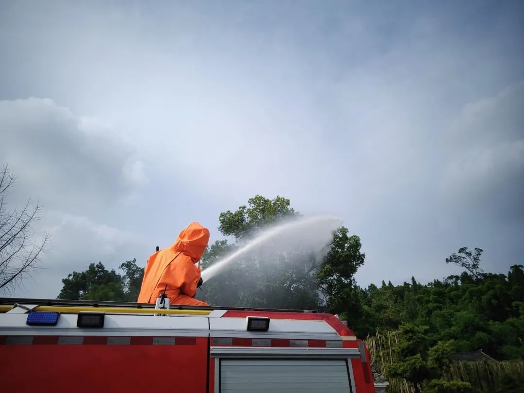 消防员用水炮消灭马蜂窝,旅游景区消防常识