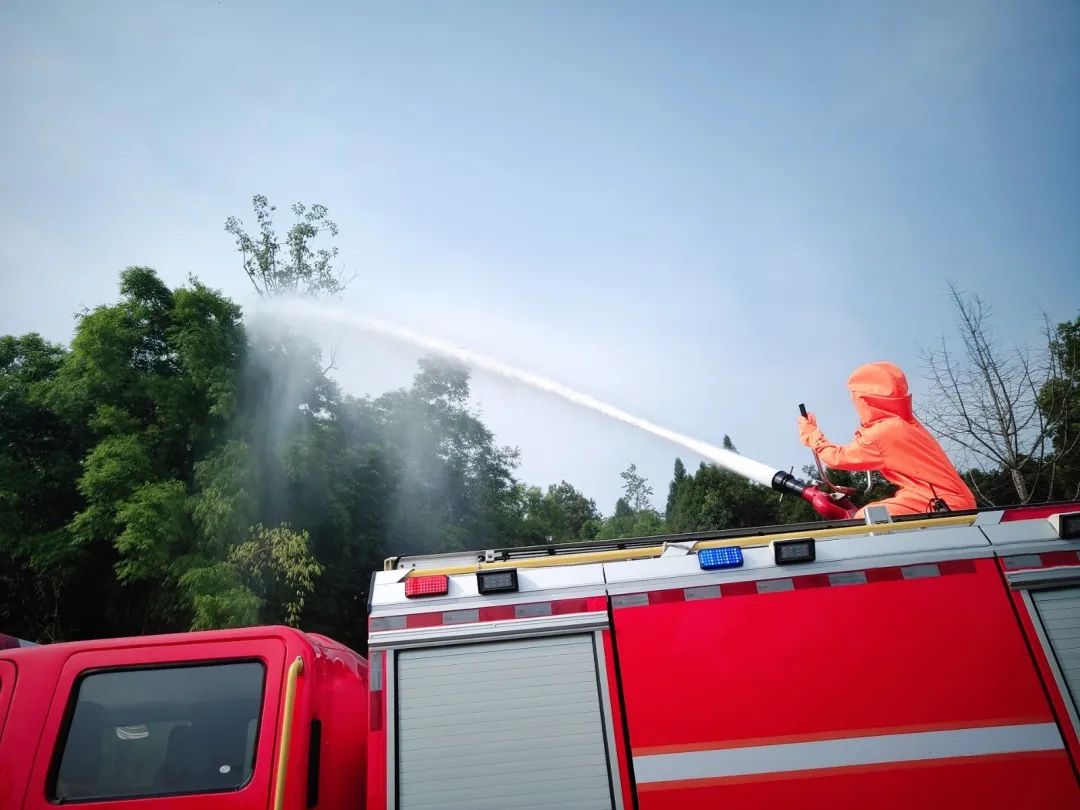 消防员用水炮消灭马蜂窝,旅游景区消防常识