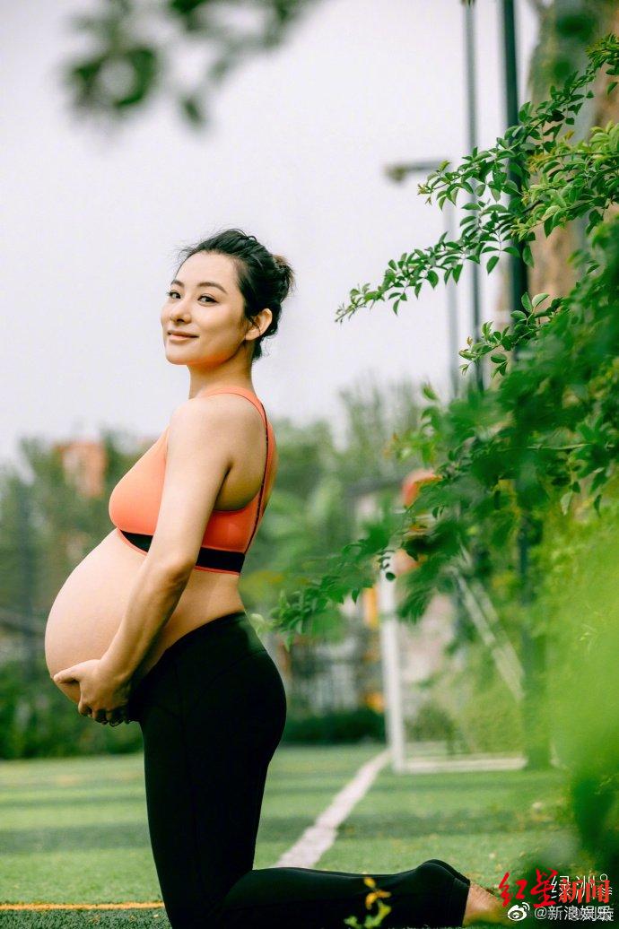 刘璇挑战绸吊劈叉翻转,刘璇平衡木劈叉正面照片