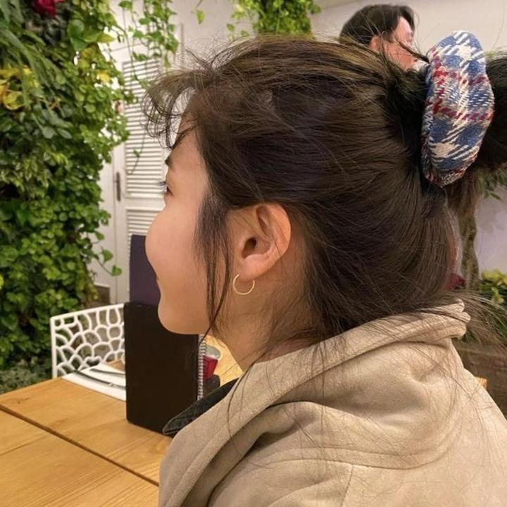 jennie最新配饰,jennie蝴蝶结半扎发