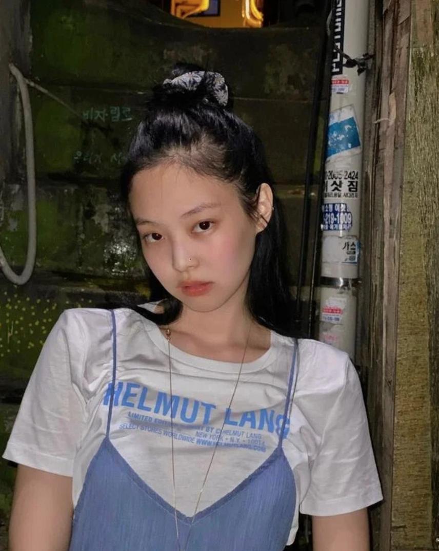 jennie最新配饰,jennie蝴蝶结半扎发