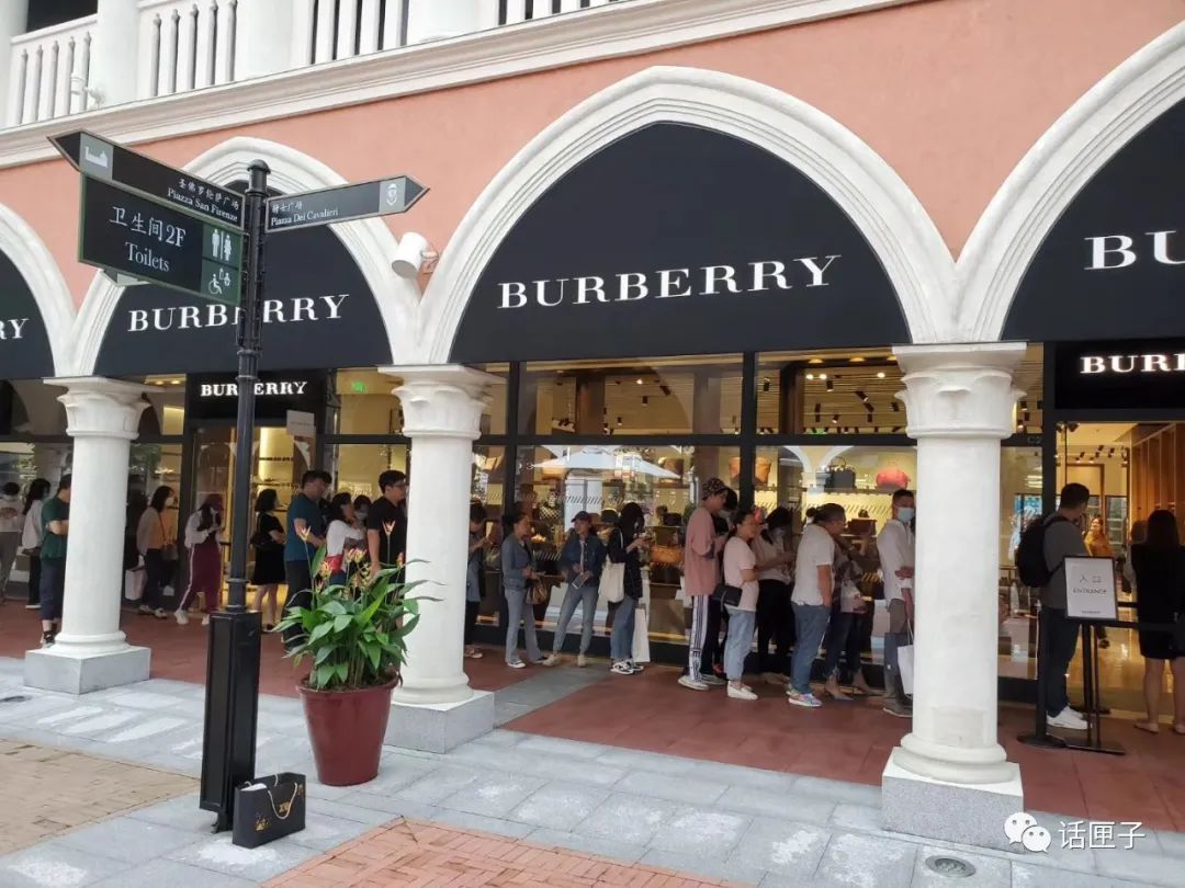 南京路步行街“百世新”组合出道，佛罗伦萨小镇五城联动，买买买不停