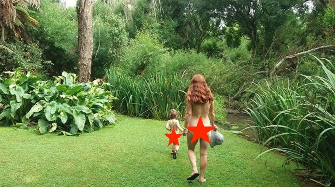 五个大人当着孩子全裸,竟是为了教育!这档奇葩儿童节目让网友吵翻了天….