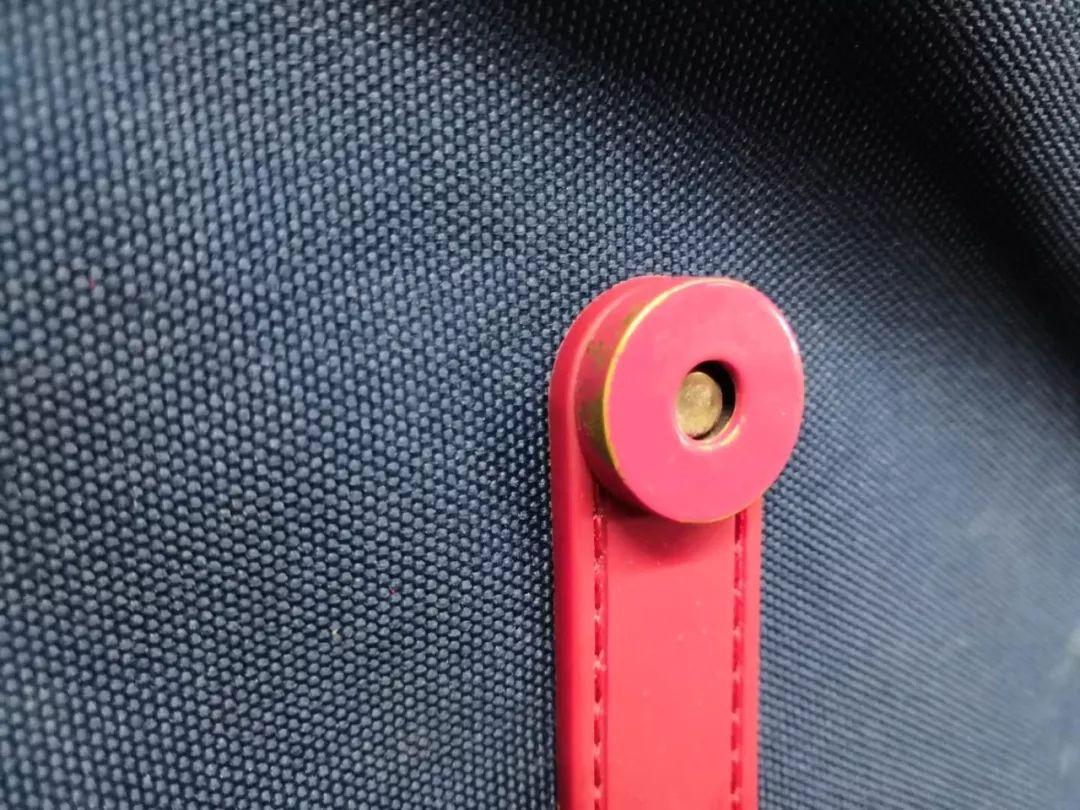 谁背火了三条杠包包,谁背了最新款的名牌包包