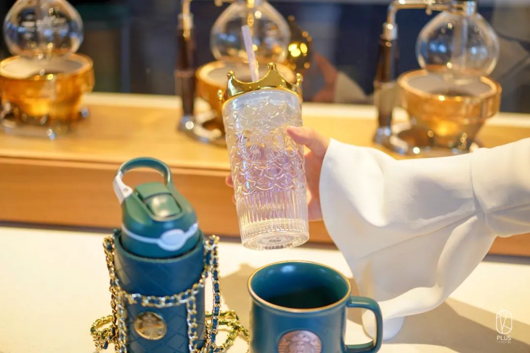 藏在咖啡里的爱意！星巴克用心荟萃饮品全新上市！又带着限定款周年庆杯子来圈粉了