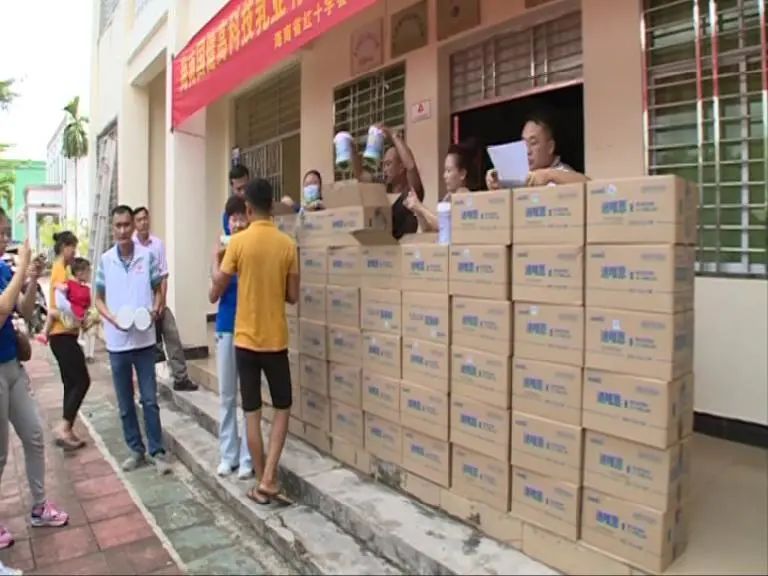 浚县爱心企业捐赠奶粉,爱心企业为农村贫困学生捐赠书