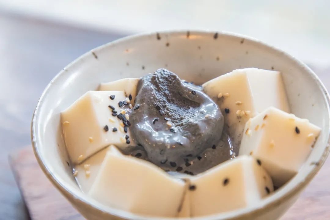 滨江西的新晋甜品店，一对情侣、两只柴犬守护着，超有爱