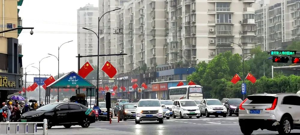 今天，中秋邂逅国庆！拱墅一身“红妆”一城月色，映照万千团圆至味！