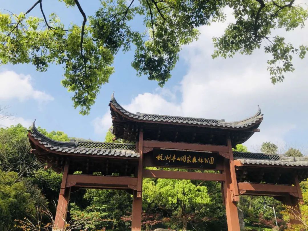 今天，中秋邂逅国庆！拱墅一身“红妆”一城月色，映照万千团圆至味！