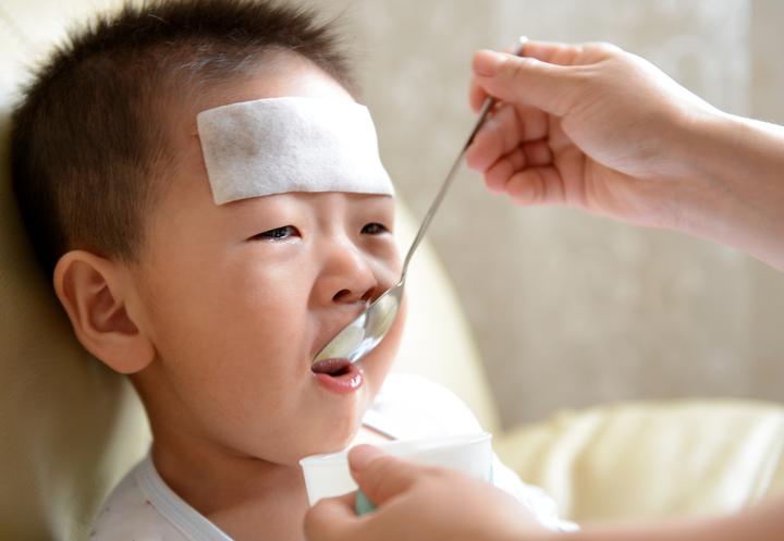 孩子发热要不要输液吃什么药,儿童发热需要用退烧药吗