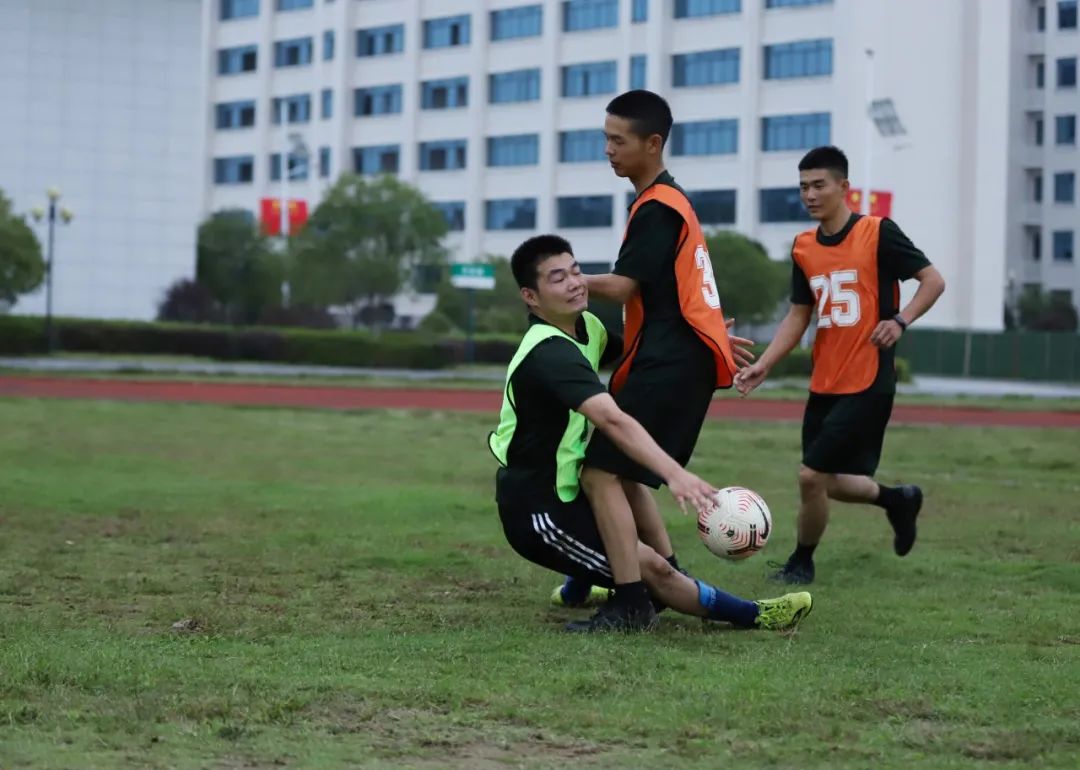 足球场上的兵哥哥,兵哥哥足球比赛