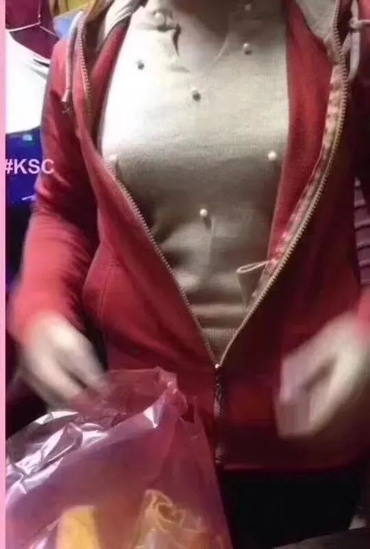 扁桃早上回家发现邻居老王......