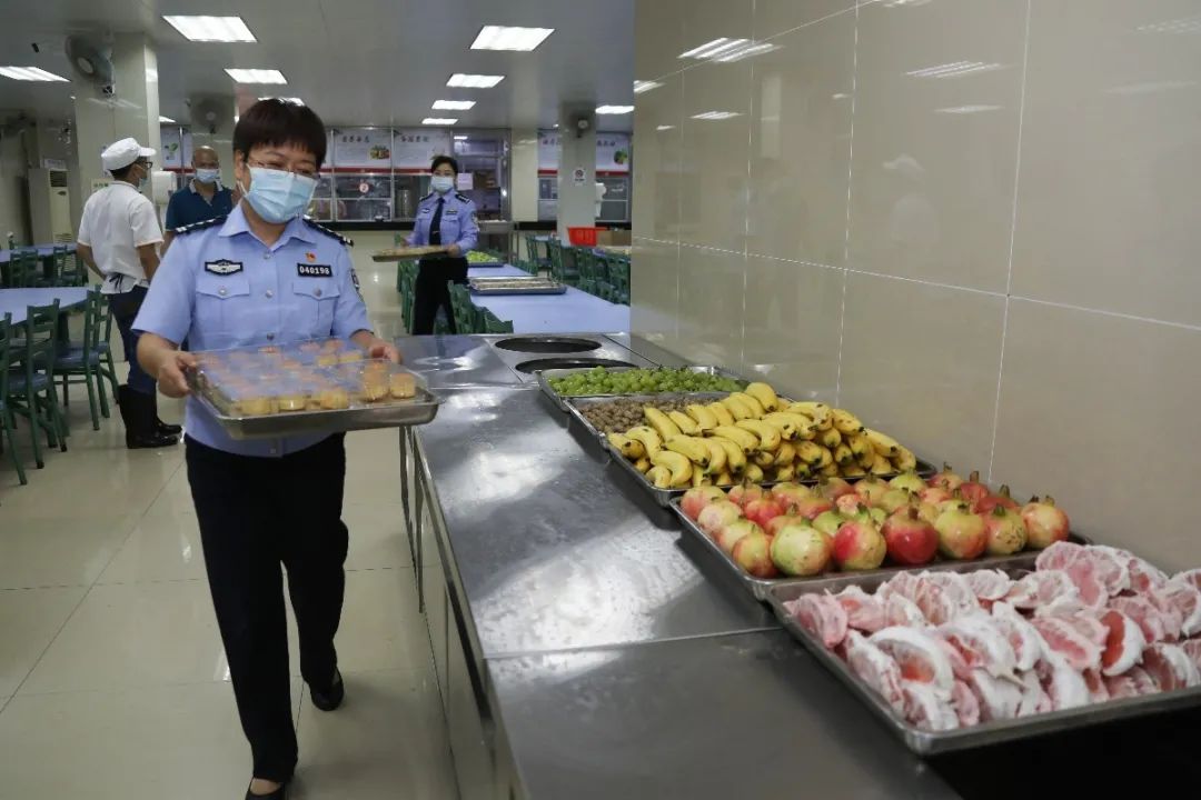 【青年民警微视角】为了奋战的战友，他每天前送数以吨计的“温暖”——走进青年民警李汝芹的一天