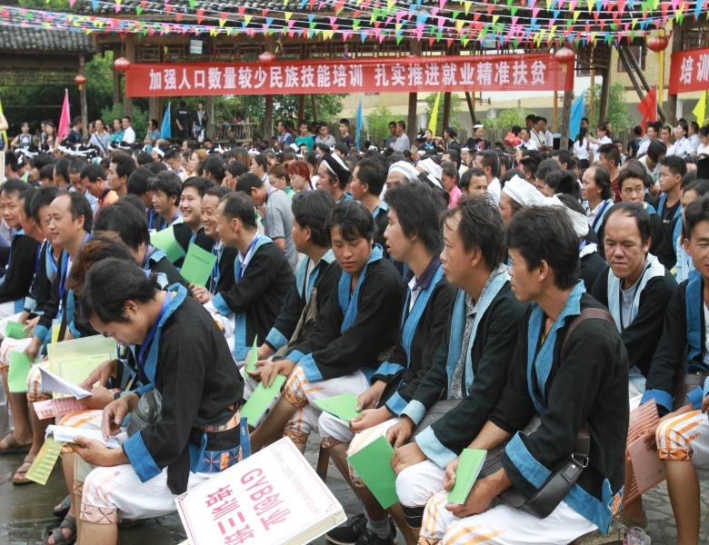 民族团结一家亲同奔小康,民族团结一家亲党的光辉照我心