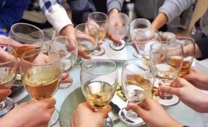 法制教育案例醉与罚,工作人员饮酒出事同桌人员追责