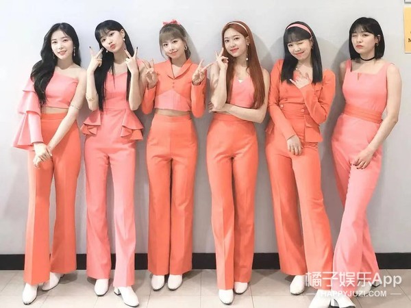 娱乐圈土味审美大赏！渔网袜透明雨衣蕾丝内衬，求双没看过的眼睛