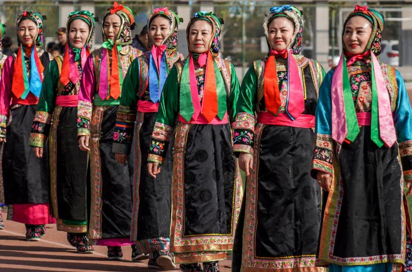 蒙古族的特色服饰图片,蒙古草原风情服饰